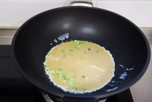 国槐花、洋槐花和红槐花三者的区别，洋槐和槐花有什么区别（槐花分三种，只有一种能吃）