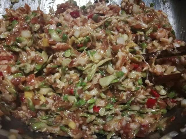 国槐花、洋槐花和红槐花三者的区别，洋槐和槐花有什么区别（槐花分三种，只有一种能吃）