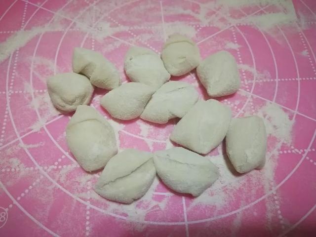 国槐花、洋槐花和红槐花三者的区别，洋槐和槐花有什么区别（槐花分三种，只有一种能吃）