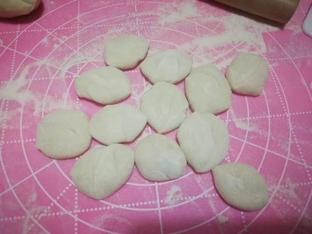 国槐花、洋槐花和红槐花三者的区别，洋槐和槐花有什么区别（槐花分三种，只有一种能吃）