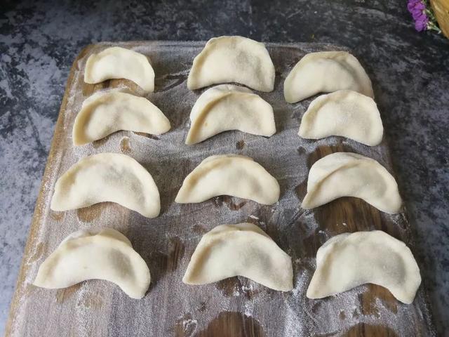 国槐花、洋槐花和红槐花三者的区别，洋槐和槐花有什么区别（槐花分三种，只有一种能吃）