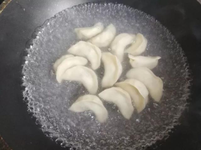 国槐花、洋槐花和红槐花三者的区别，洋槐和槐花有什么区别（槐花分三种，只有一种能吃）