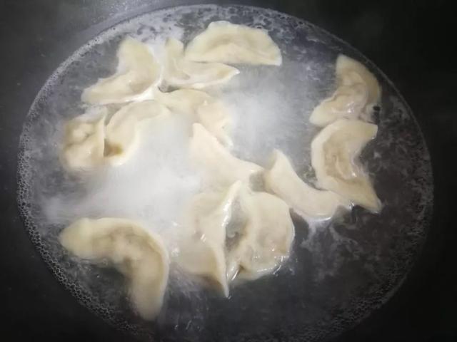 国槐花、洋槐花和红槐花三者的区别，洋槐和槐花有什么区别（槐花分三种，只有一种能吃）