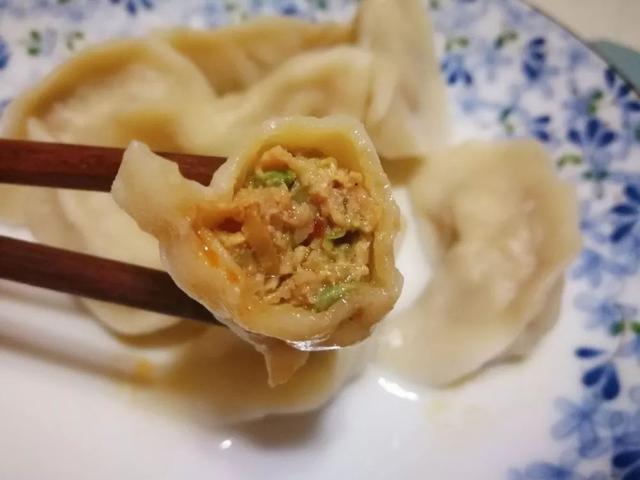 国槐花、洋槐花和红槐花三者的区别，洋槐和槐花有什么区别（槐花分三种，只有一种能吃）