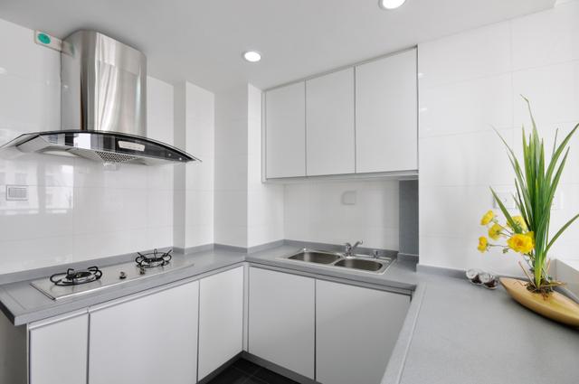 不锈钢的拉闸门好还是铝合金拉闸门好，不锈钢拉闸门价格一般多少钱（庆幸自己没被带沟里）