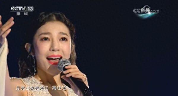 月亮出来亮汪汪亮汪汪是什么歌，一曲《小河淌水》唱进多少人心里