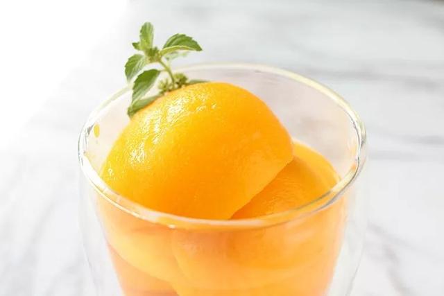 黄桃罐头怎么吃，黄桃罐头怎么吃最好（爽脆鲜甜0添加，一口忆童年）