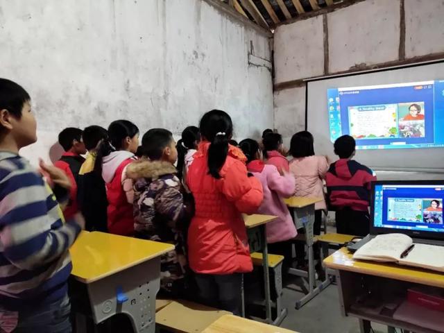 《万年牢》的主要内容，《万年牢》的主要内容50字（一所留守小学的教育试验）