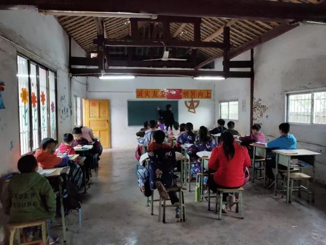 《万年牢》的主要内容，《万年牢》的主要内容50字（一所留守小学的教育试验）