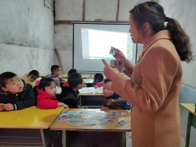 《万年牢》的主要内容，《万年牢》的主要内容50字（一所留守小学的教育试验）