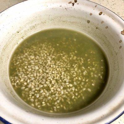 隔水蒸米饭的做法，如何用具备隔水炖功能的炖锅蒸米饭-喜欢蒸饭（乌米饭）