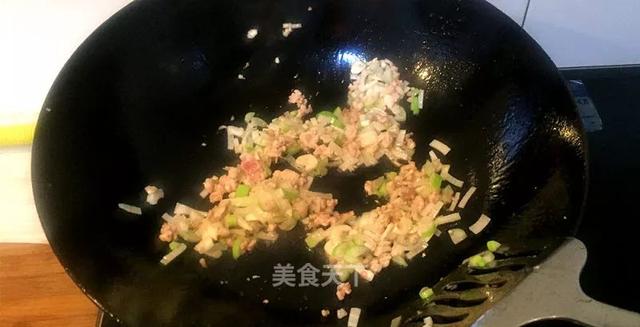 酱香茄子怎么做，简单版酱香茄子怎么做好吃又简单（家常酱香茄子：比肉还好吃）