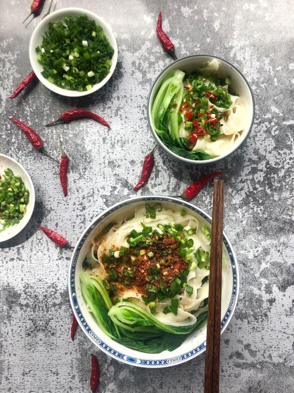 油泼面的家常做法最简单的方式，油泼面的做法家常做法食材（简易油泼面）