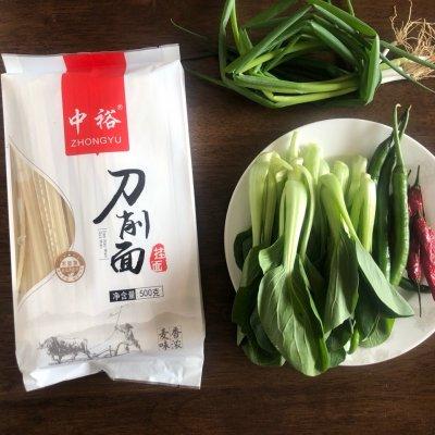 油泼面的家常做法最简单的方式，油泼面的做法家常做法食材（简易油泼面）