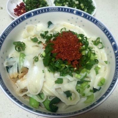 油泼面的家常做法最简单的方式，油泼面的做法家常做法食材（简易油泼面）