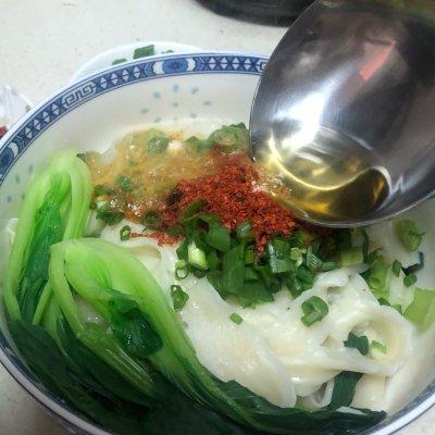 油泼面的家常做法最简单的方式，油泼面的做法家常做法食材（简易油泼面）