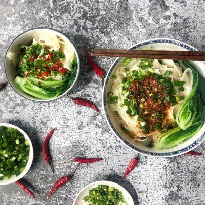 油泼面的家常做法最简单的方式，油泼面的做法家常做法食材（简易油泼面）