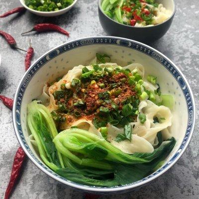 油泼面的家常做法最简单的方式，油泼面的做法家常做法食材（简易油泼面）