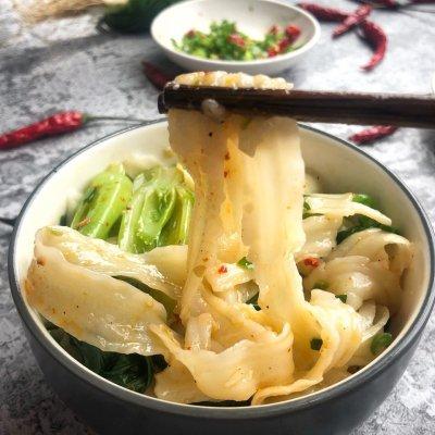 油泼面的家常做法最简单的方式，油泼面的做法家常做法食材（简易油泼面）