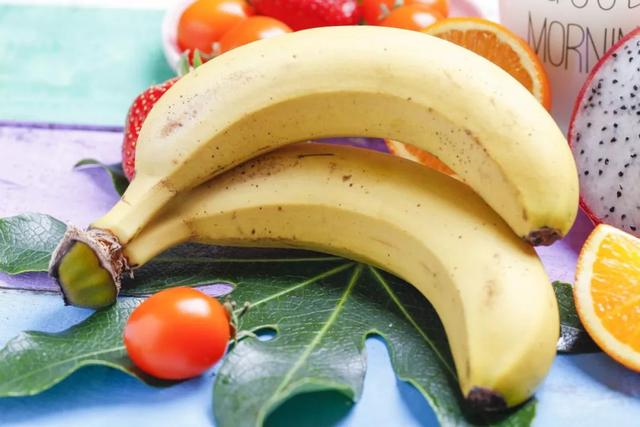 香蕉皮放水里煮一下功效惊人，女子每天吃香蕉皮