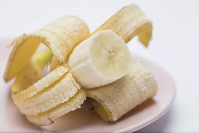 香蕉皮放水里煮一下功效惊人，女子每天吃香蕉皮