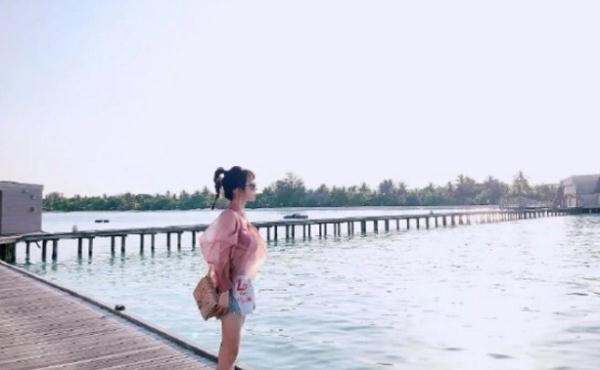 李念晒与老公马尔代夫旅游美照，碎花吊带搭配短裤身材超好美艳