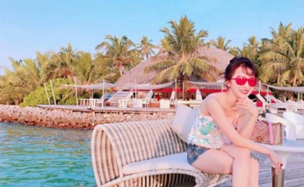 李念晒与老公马尔代夫旅游美照，碎花吊带搭配短裤身材超好美艳