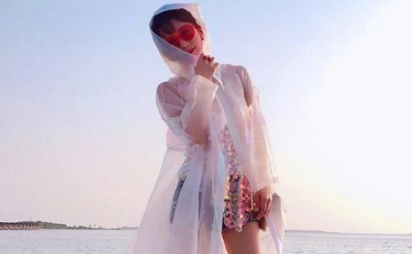 李念晒与老公马尔代夫旅游美照，碎花吊带搭配短裤身材超好美艳