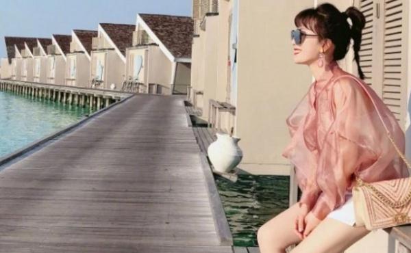 李念晒与老公马尔代夫旅游美照，碎花吊带搭配短裤身材超好美艳