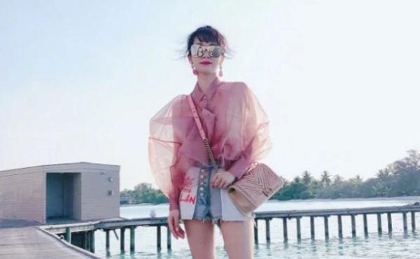 李念晒与老公马尔代夫旅游美照，碎花吊带搭配短裤身材超好美艳