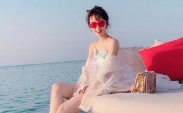李念晒与老公马尔代夫旅游美照，碎花吊带搭配短裤身材超好美艳