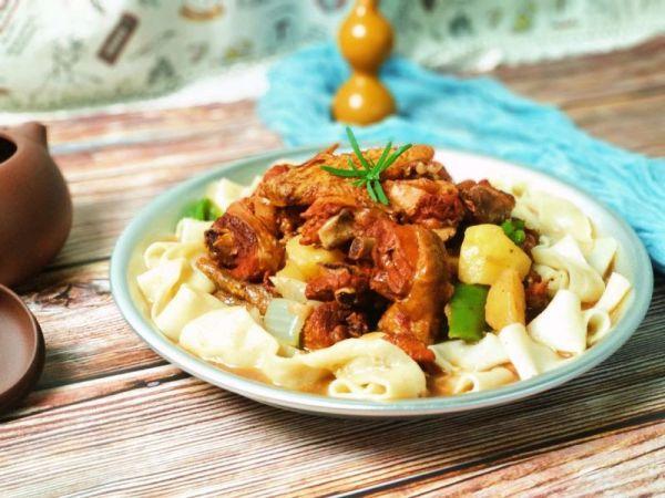 新疆大盘鸡，新疆大盘鸡（新疆大盘鸡发源地）