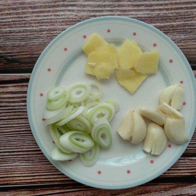 新疆大盘鸡，新疆大盘鸡（新疆大盘鸡发源地）