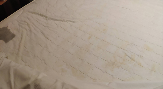 簧瑟图片恶心图片大全，簧瑟图片恶心图片大全()（床单有大片尿迹卷曲毛发）