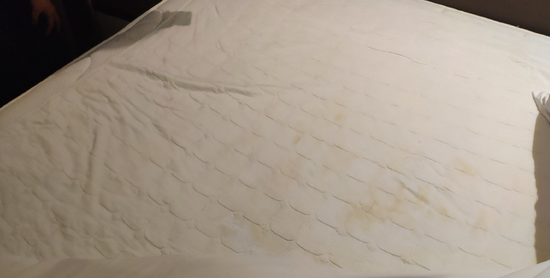 簧瑟图片恶心图片大全，簧瑟图片恶心图片大全()（床单有大片尿迹卷曲毛发）