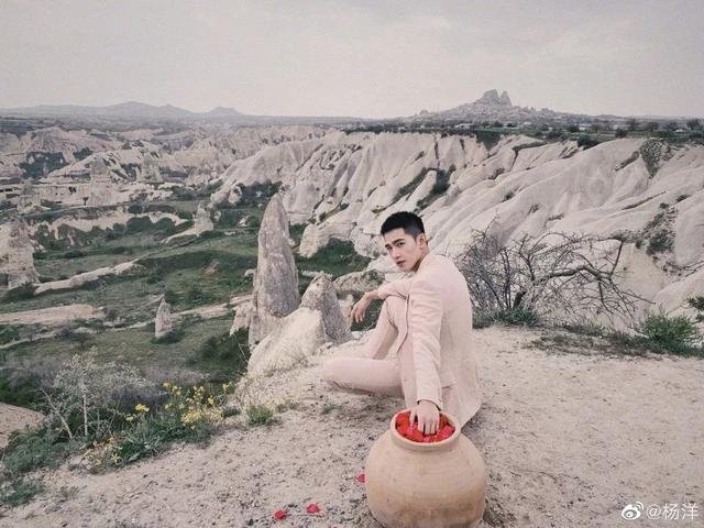 杨洋唯美好看帅气图片，杨洋帅气图片高清（杨洋真的只是换了个发型）