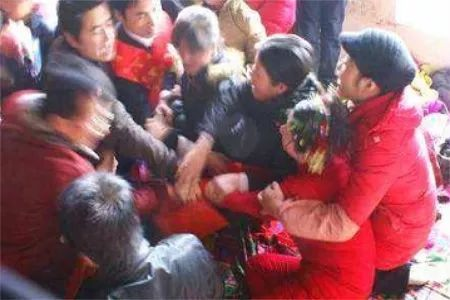 陈规陋俗的意思，陈规俗套的意思（恶俗“婚闹”暴露陈规陋俗下的“平庸之恶”）