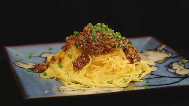 金丝玉米面条汤的配制做法，金丝玉米面条汤的配制做法窍门（今日菜谱《金丝拌面》）