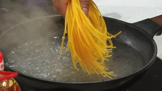 金丝玉米面条汤的配制做法，金丝玉米面条汤的配制做法窍门（今日菜谱《金丝拌面》）