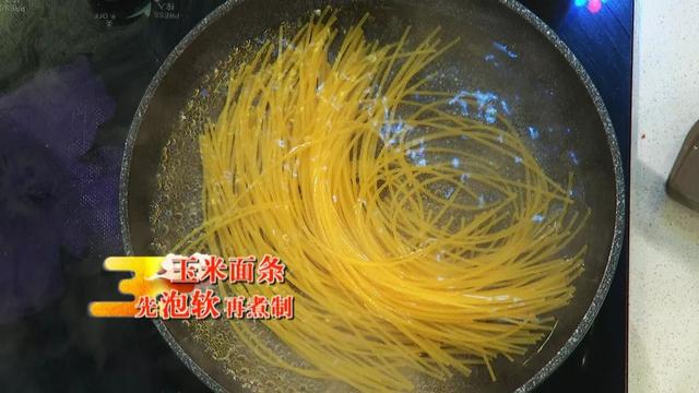 金丝玉米面条汤的配制做法，金丝玉米面条汤的配制做法窍门（今日菜谱《金丝拌面》）