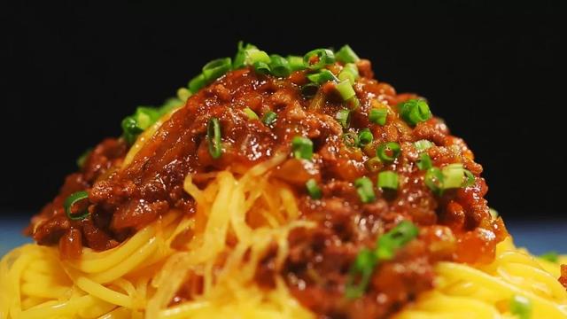 金丝玉米面条汤的配制做法，金丝玉米面条汤的配制做法窍门（今日菜谱《金丝拌面》）