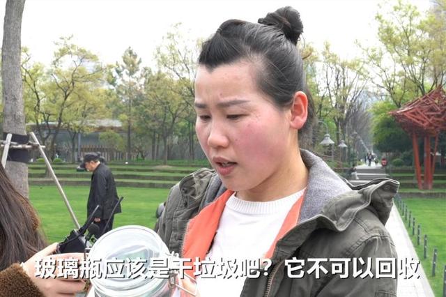 玻璃属于什么垃圾，玻璃瓶是属于什么垃圾（近四分之一的人没记住“玻金塑纸衣”）