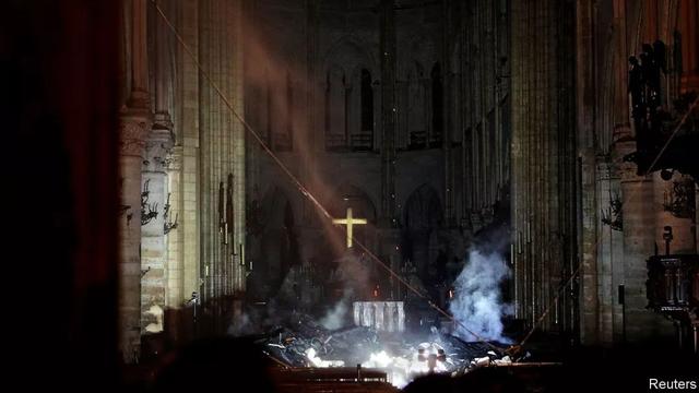 devastate的解释及devastate的例句，devastating用法（迟来的巴黎圣母院悼念）