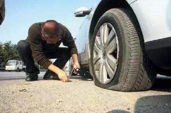 车辆突遇爆胎怎样安全处置，汽车半路发生爆胎
