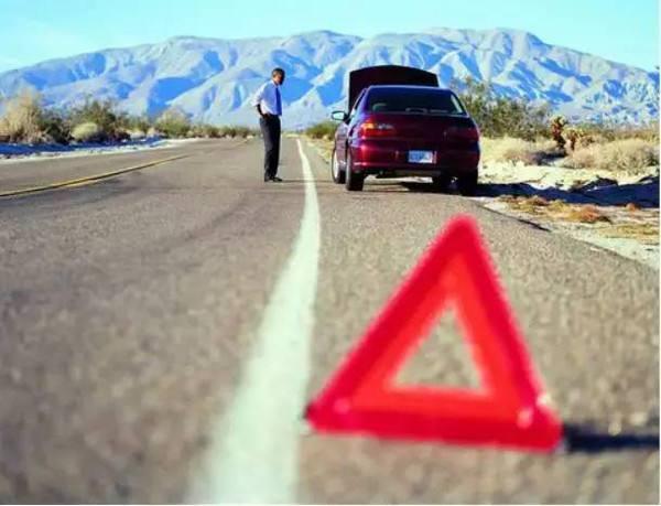 车辆突遇爆胎怎样安全处置，汽车半路发生爆胎