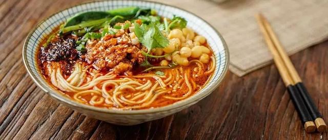 小龙虾要用盐水泡吗，小龙虾清洗需要放盐吗（小龙虾清洗用放盐水吗）