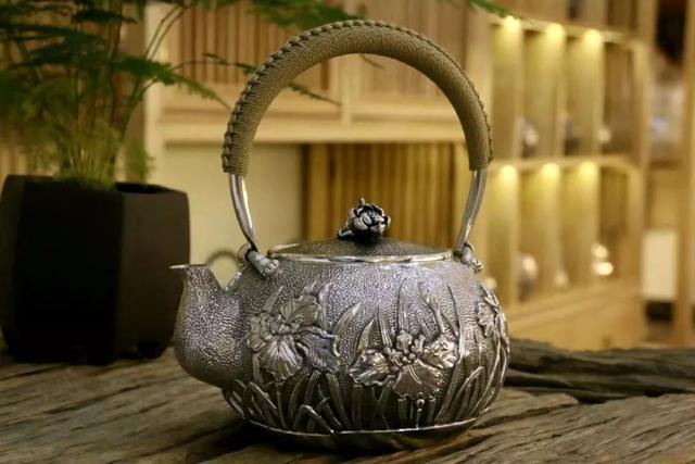 用银杯子喝水的好处与坏处，银杯子喝水的好处与坏处（用“银壶”喝水的人为什么长寿）