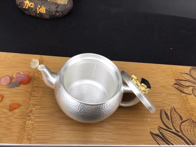 用银杯子喝水的好处与坏处，银杯子喝水的好处与坏处（用“银壶”喝水的人为什么长寿）