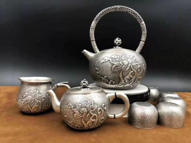 用银杯子喝水的好处与坏处，银杯子喝水的好处与坏处（用“银壶”喝水的人为什么长寿）