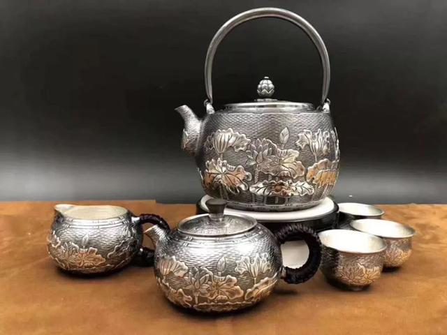 用银杯子喝水的好处与坏处，银杯子喝水的好处与坏处（用“银壶”喝水的人为什么长寿）